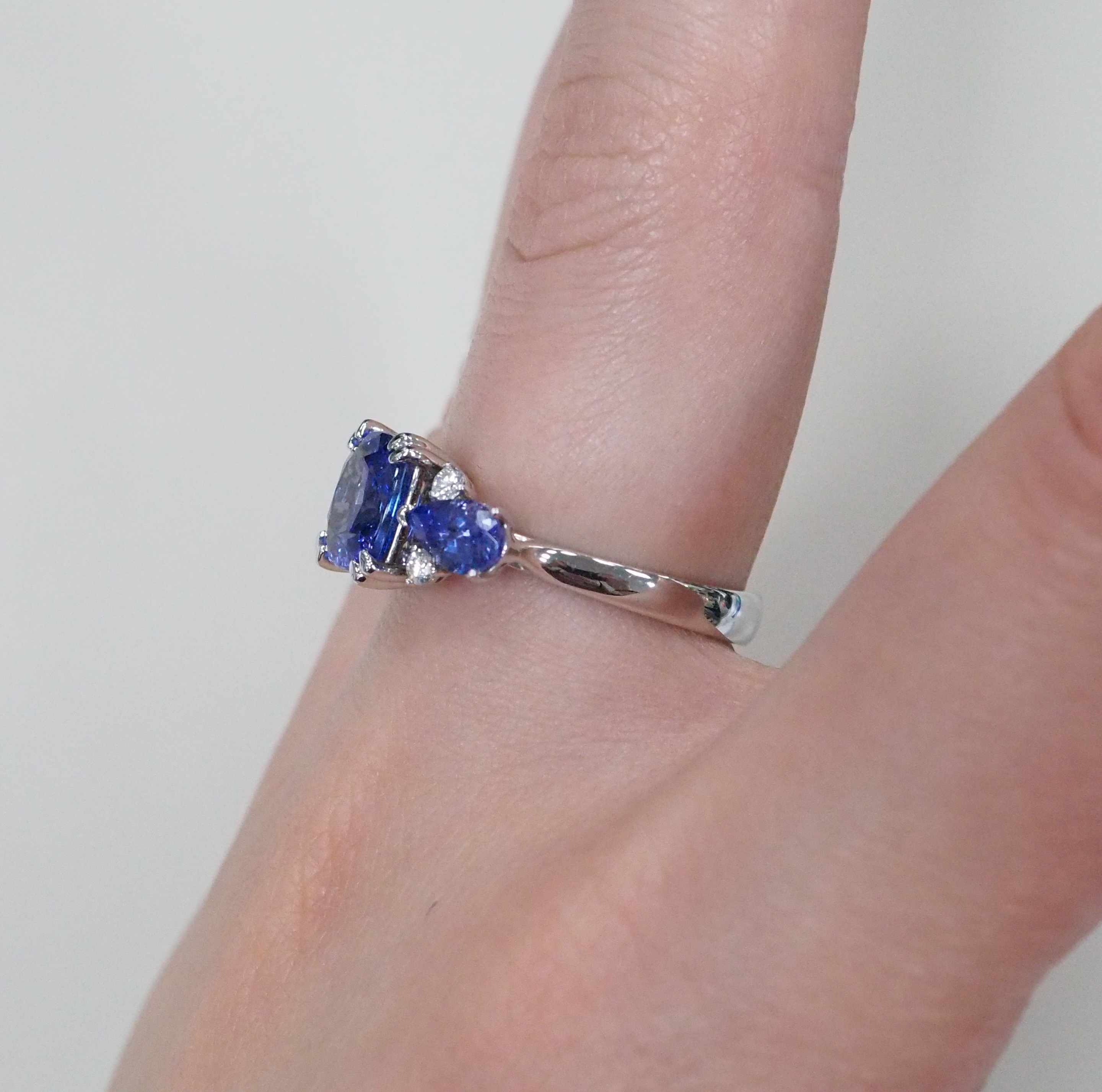 Кольцо из белого золота с танзанитами